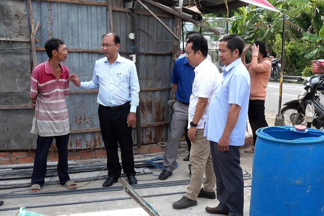 Ong Nguyen Trung Nghia - Bi thu xa Phong Dien, TP Can Tho (thu 2 tu trai sang) tim hieu doi song cua nguoi nong dan. Anh: Quang Dao