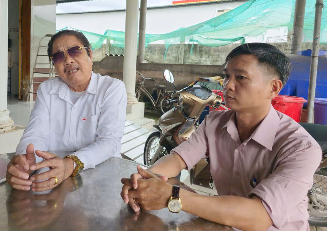 Ong Tam Hoanh tro chuyen voi chuyen vien Phong Kinh te xa Phong Dien. Anh: Quang Dao