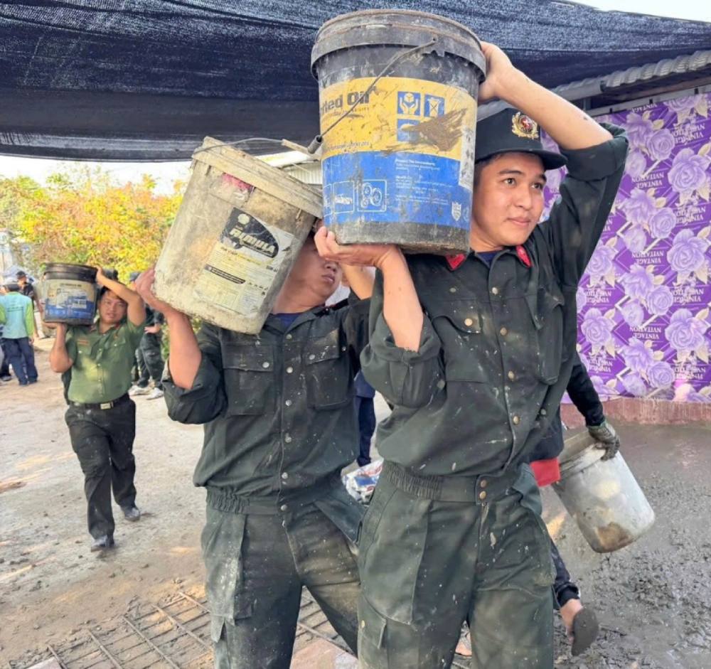Sau khi hoan thanh, cay cau se giup viec di lai, giao thuong hang hoa cua nguoi dan thuan loi hon, bao dam an toan cho hoc sinh den truong. Anh: Le Di