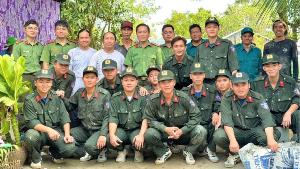 Cac luc luong chung tay gop suc cung tham gia xay dung cau giao thong nong thon. Anh: Le Di