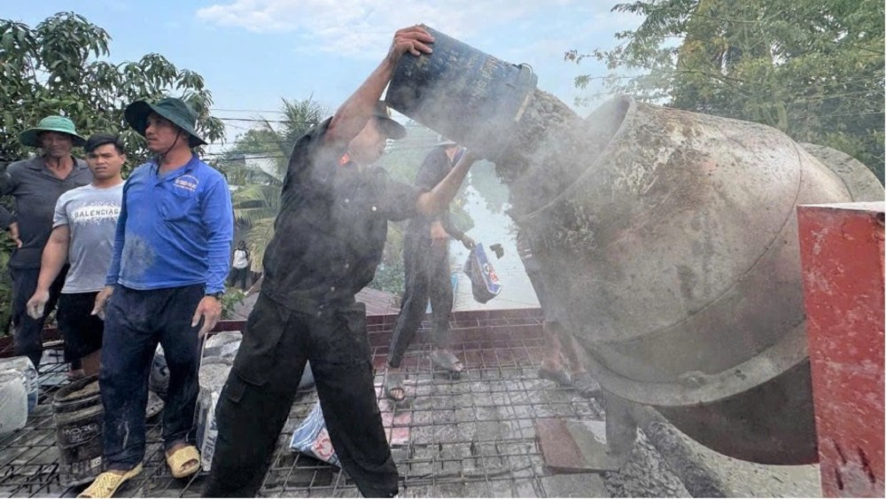 An Giang Provincial Police together with local authorities, forces and people of My Hoa hamlet, My Thuan commune organize the construction of rural traffic bridges. Photo: Le Di