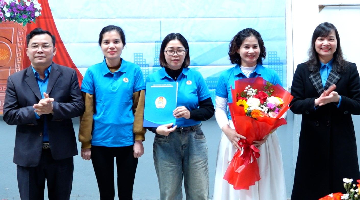 Representative of Hai Phong City Labor Federation awarded decisions and flowers to congratulate the Trade Union of ShangFeng Footwear Materials Co., Ltd. Photo: District TTDT Department Kien An
