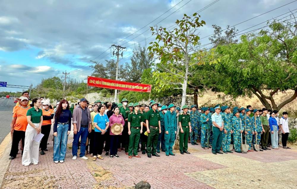 Uy ban MTTQ Viet Nam phuong Mui Ne cung cac to chuc doan the ra quan ve sinh moi truong, trong cay xanh. Anh: Pham Duy