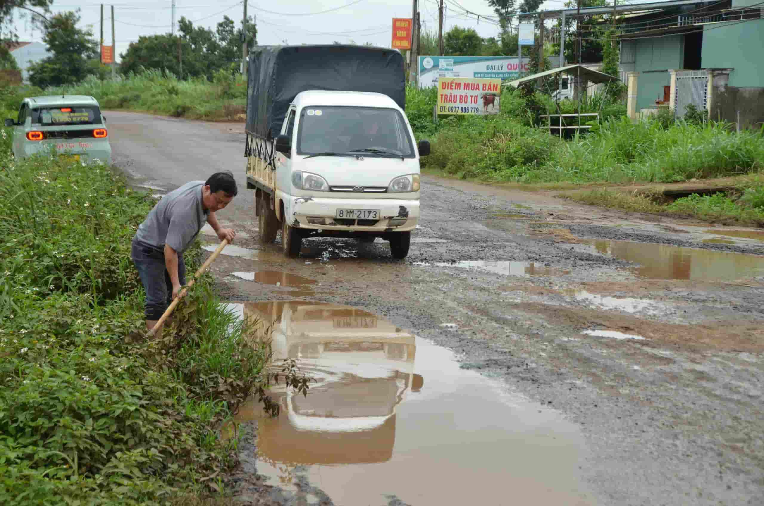 Duong vao Khu cong nghiep Tra Da day dac o ga, o voi. Anh: Thanh Tuan