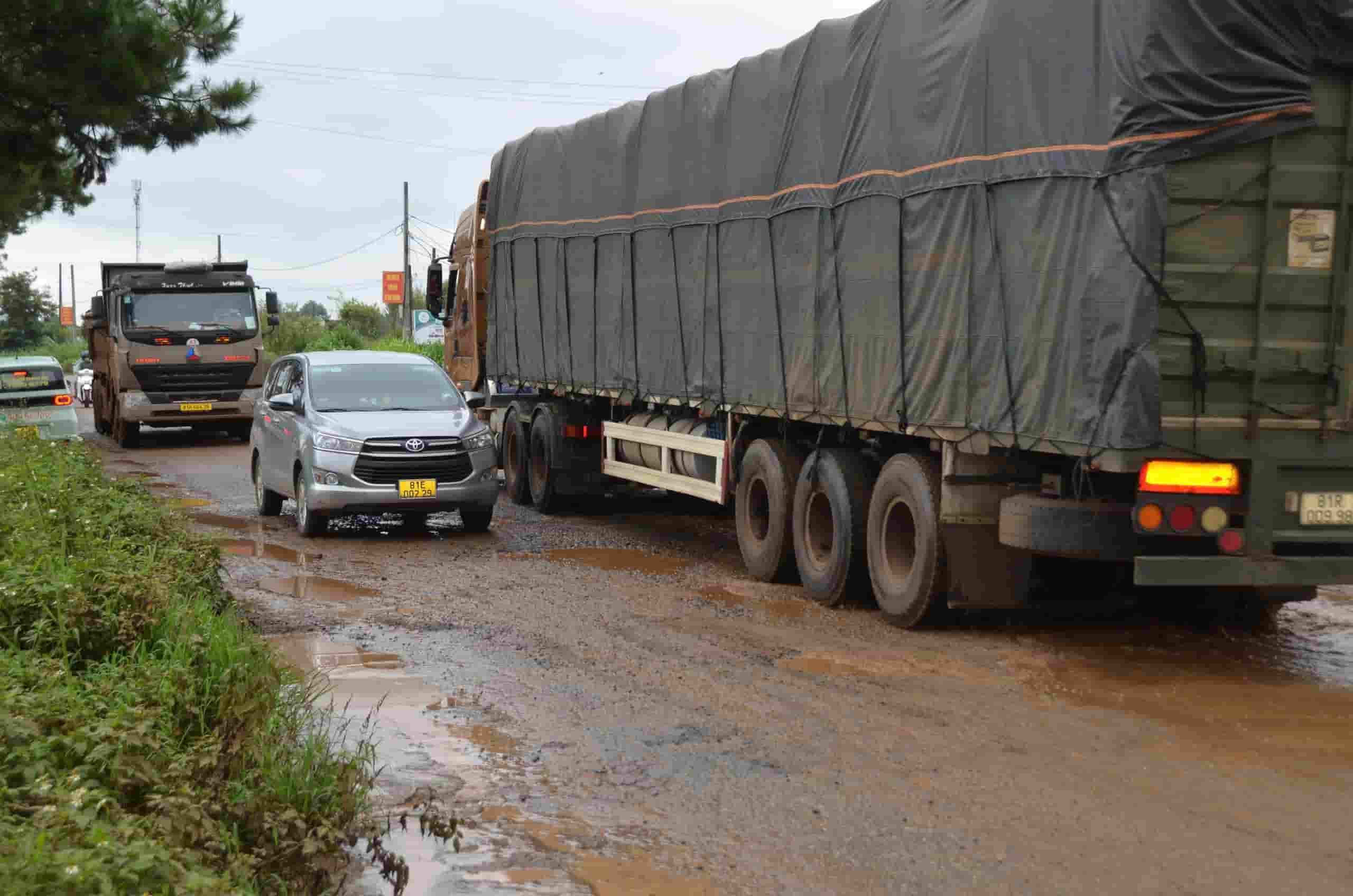 The road to Tra Da Industrial Park, Gia Lai province and connecting to Urban Area CK54 is degraded and damaged. Photo: Thanh Tuan