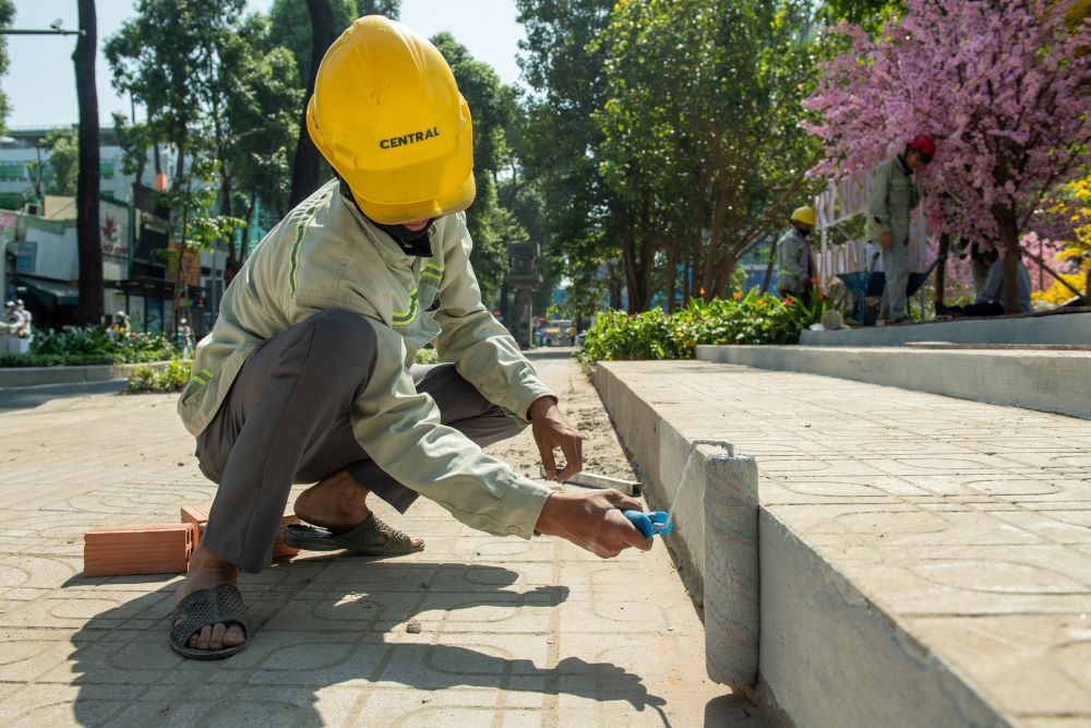 Trua 24.1, hon 100 cong nhan van miet mai “doi nang” thi cong nuoc rut tai khu dat so 8 Vo Van Tan.