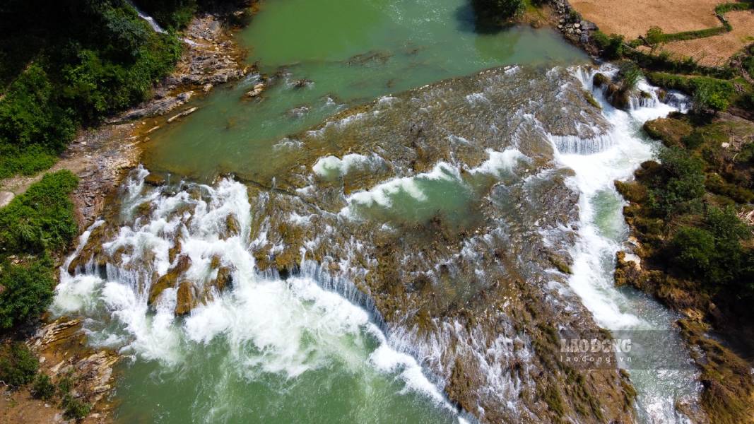 Thac Thang Kham nam o xom Khon Quang (xom Phieng Khan cu), con thac chi cach doi co Ba Quang khoang 2km, duong de di, thuan loi di chuyen.