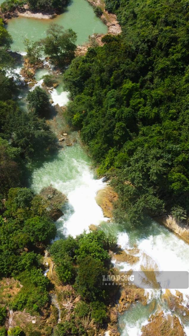 Theo chi dan cua nguoi dan dia phuong, du khach chi can di theo huong xom Soc Ang khoang 2km thi co 1 nga ba, 1 huong re trai la di doi co Ba Quang, huong re phai di 1 doan khoang 300m tiep tuc re phai se den xom Khon Quang noi thac nuoc chay ri rao, tung bot trang.