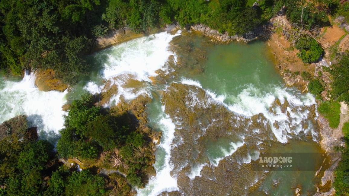 Dac biet noi day canh vat con rat hoang so, chua co bat ky su can thiep nao vao dong chay hay xay dung cong trinh tren thac. 