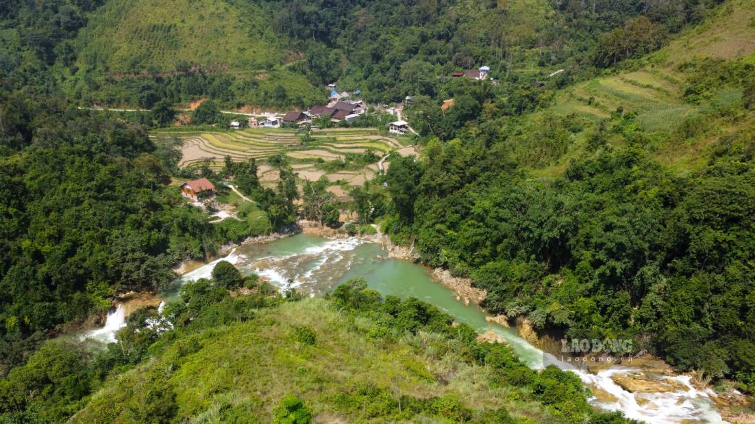 Voi nhung tin do me du lich, thac nuoc Tham Kham la dia chi khong the bo qua.