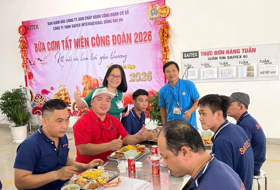 Le conseil d'administration et le comite executif du syndicat de base de la societe a responsabilite limitee Saitex International Dong Nai organisent le dîner de fin d'annee syndical pour les travailleurs. Photo: HAC