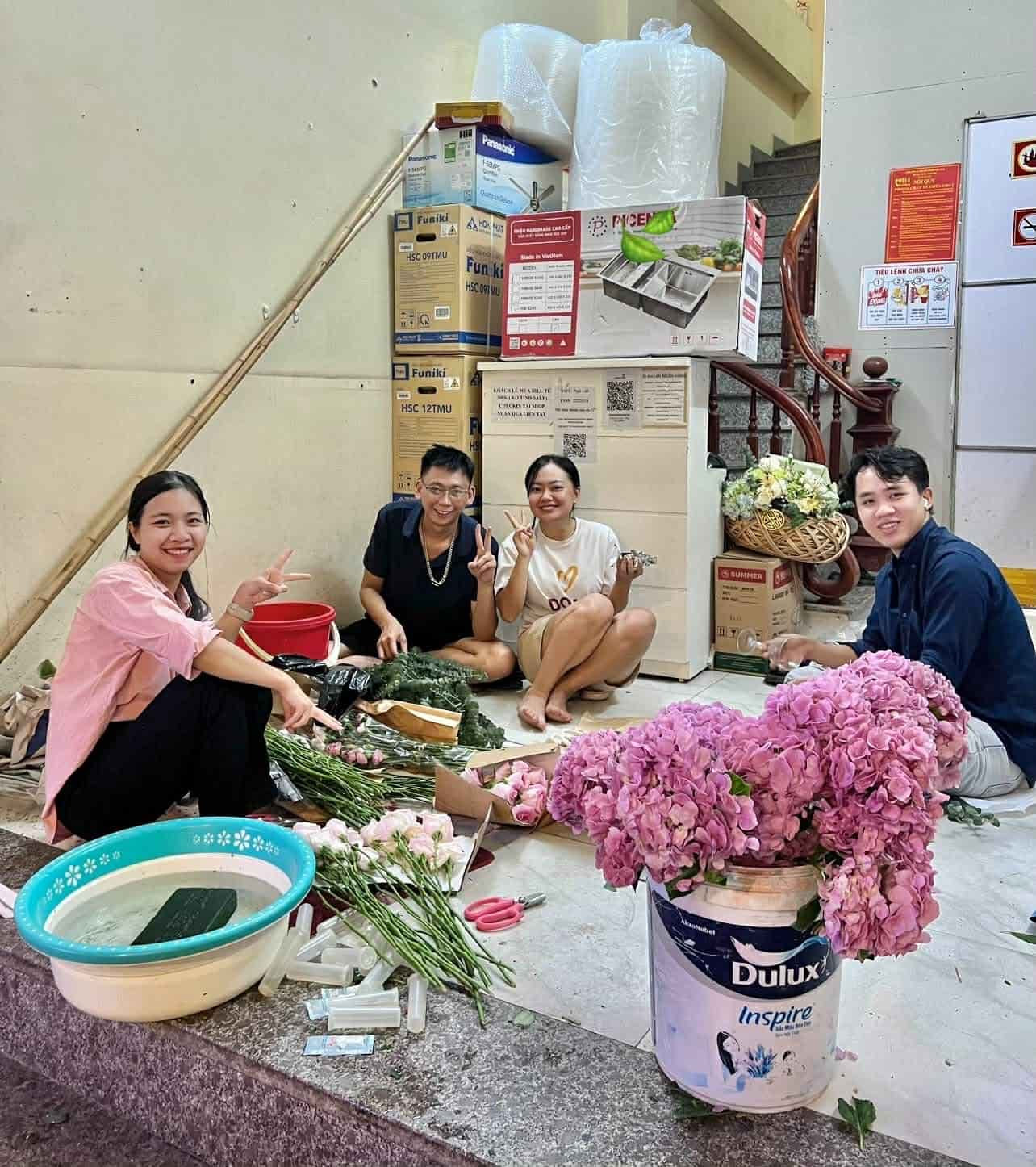 Nhom “Thu vien tu nhung bong hoa” thong qua ban hoa va to chuc cac su kien trang tri hoa, nham gay quy xay dung thu vien va mang sach den cac diem truong vung cao. Anh: NVCC