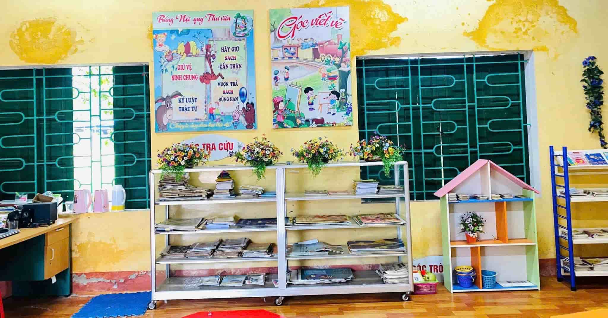 Ke sach thu vien duoc trao tang den cac em nho vung cao. Anh: NVCC