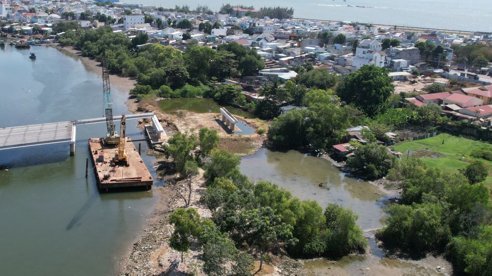 Phan dau cau ben phuong Tien Thanh. Anh: Duy Tuan 