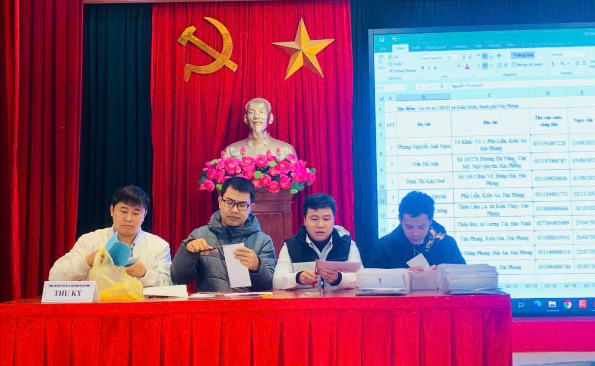 Xa Kien Minh phoi hop to chuc phien dau gia 44 lo dat o. Ảnh: Cong thong tin xa Kien Minh