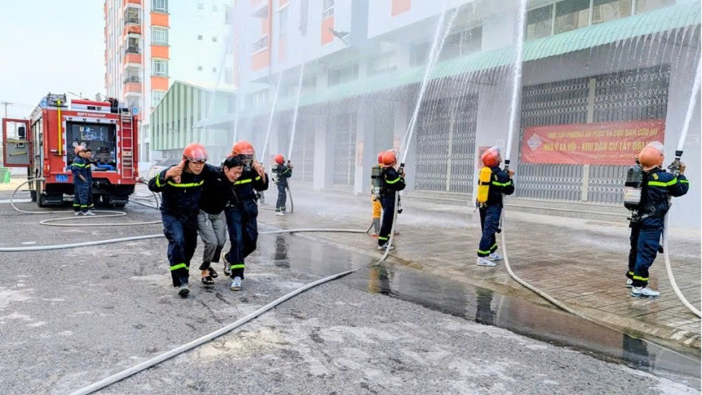 Practicing fire fighting and rescue plans at apartment buildings according to simulated situations. Photo: Binh An