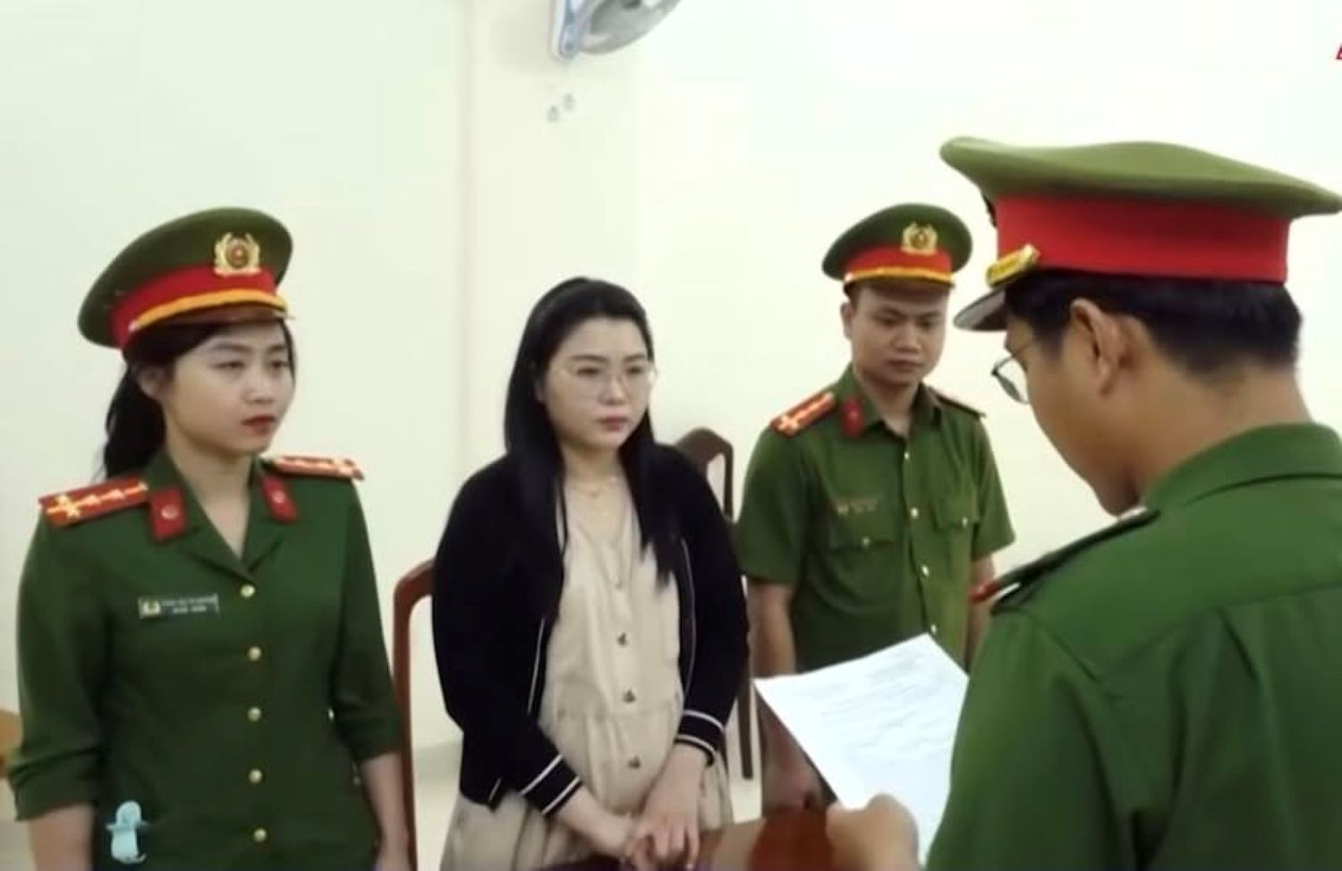 Cơ quan Cảnh sát điều tra Công an tỉnh Khánh Hòa tống đạt quyết định khởi tố bị can đối với đối tượng sản xuất, buôn bán mỹ phẩm giả trong thời gian dài. Ảnh: Công an Khánh Hòa 