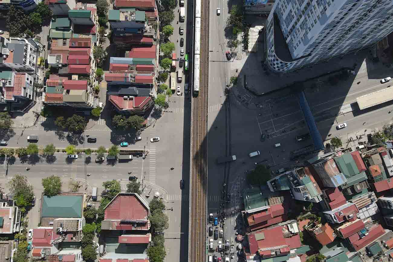 Tau dien Cat Linh - Ha Dong chay qua nut giao Le Trong Tan - Quoc lo 6. Anh: Song Huu  