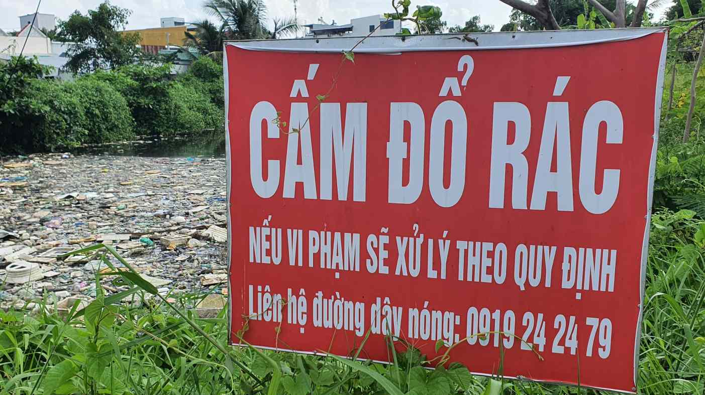 Rac thai sinh hoat cam do cung nhu khong. Anh: Nhat Ho.