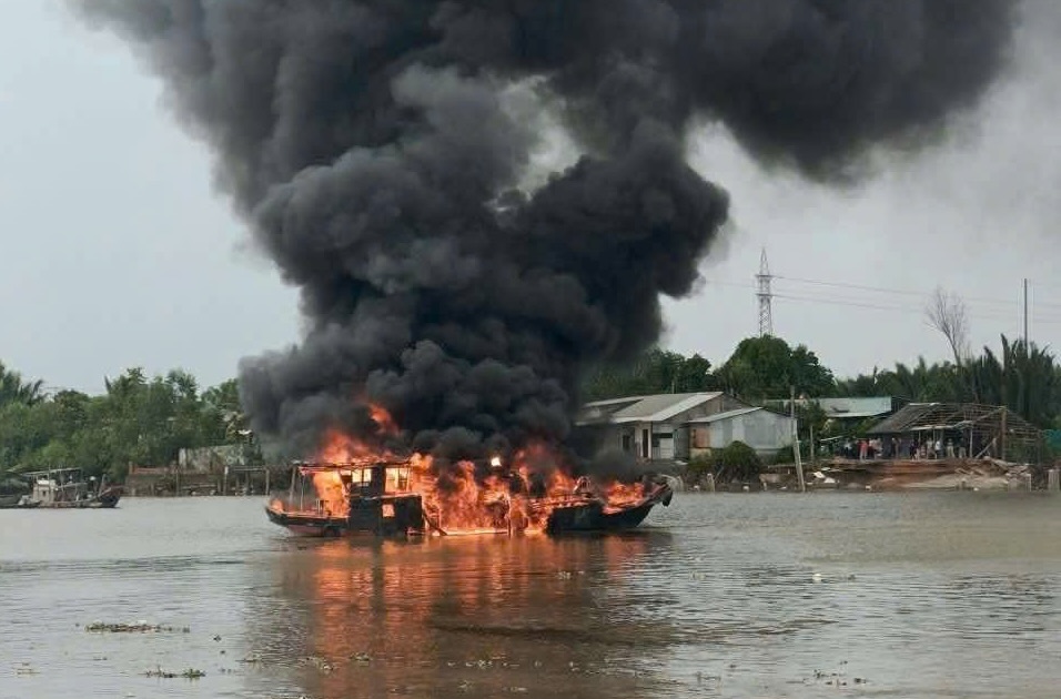 The boat was traveling on the Can Giuoc River when it suddenly caught fire fiercely, causing 1 person to be burned more than 15%. Photo: Police provided