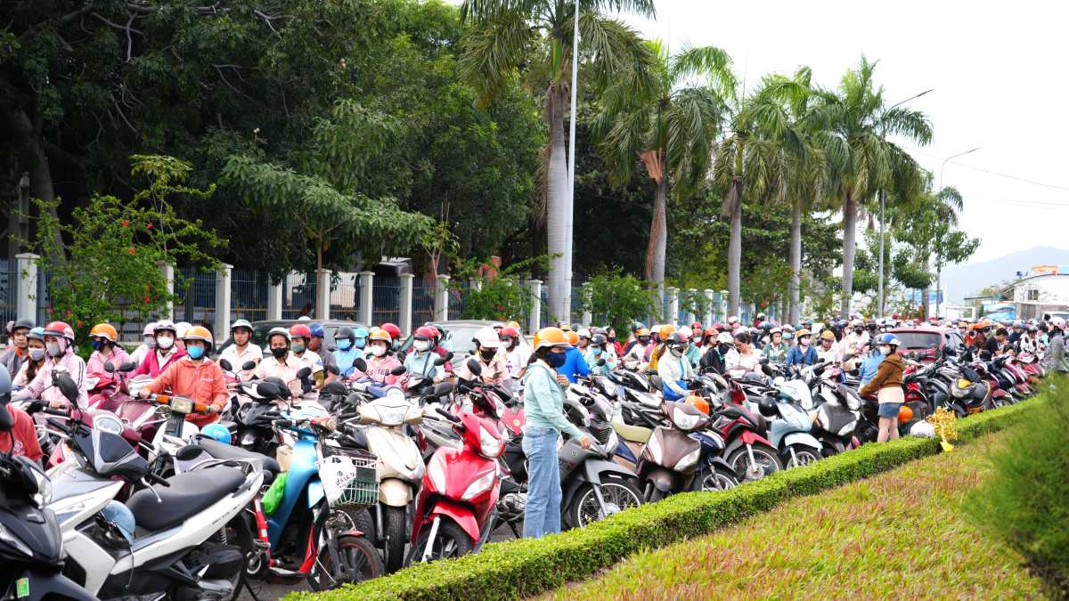 Hang nghin cong nhan lam viec tai Khu cong nghiep Dong Xuyen tan tam vao chieu 24.1. Anh: Thanh An