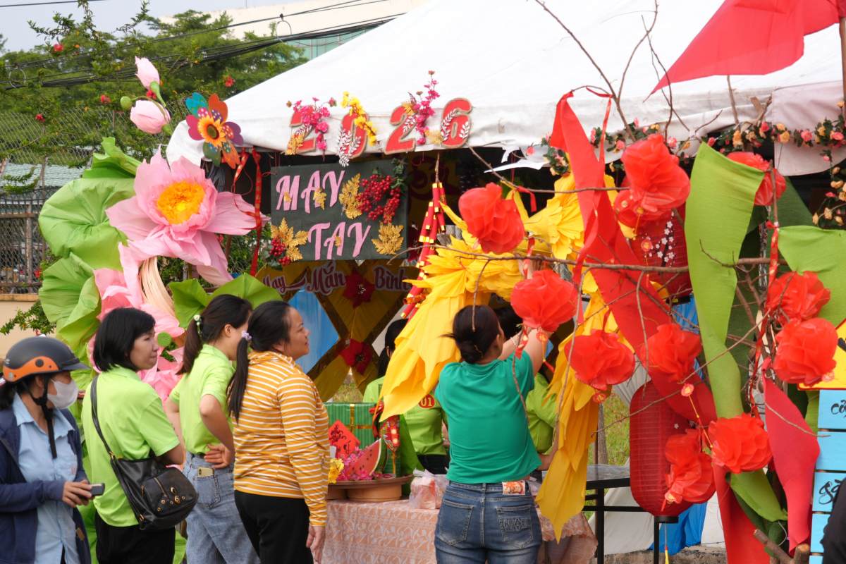 Truoc do, cac gian han am thuc duoc nguoi lao dong to chuc trang hoang bat mat. Anh: Thanh An