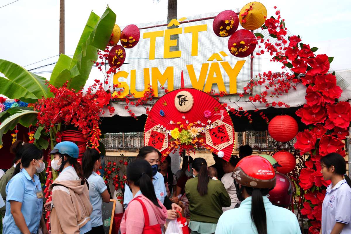 Co gian hang mang chu de Tet Sum Vay