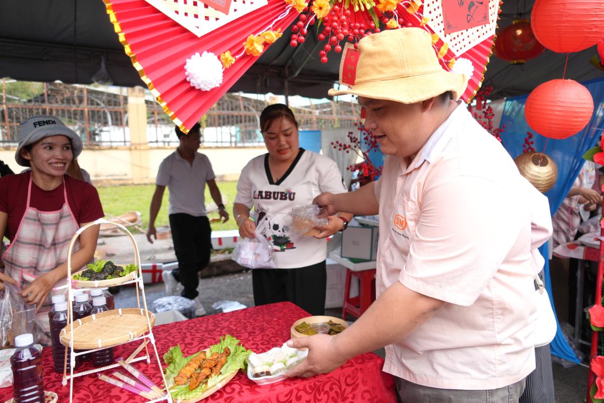 Cac mon an duoc chuan bi, bay bien chu dao. Anh: Thanh An