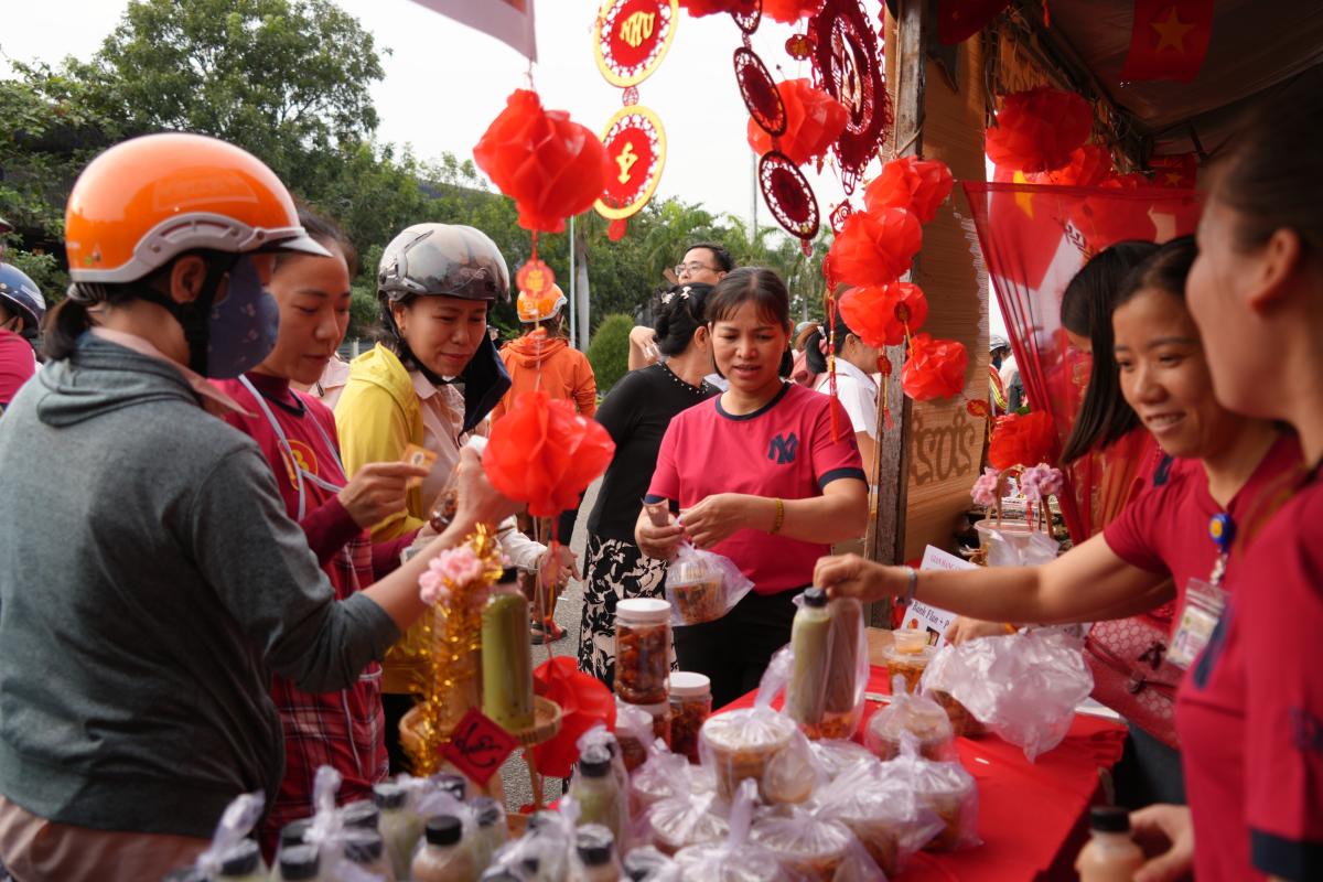 Nguoi lao dong co the thanh toan bang phieu hoac tien mat, va ca chuyen khoan. Anh: Thanh An