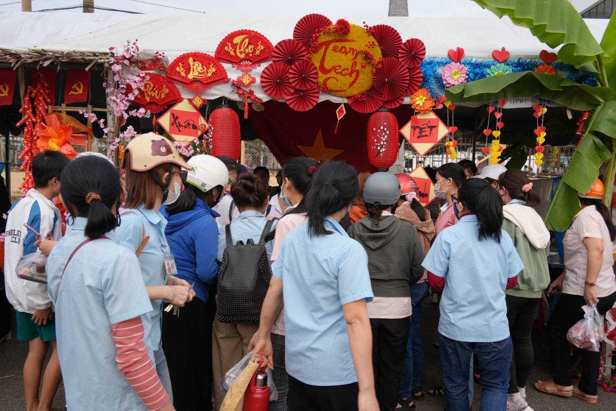 Nhieu gian hang dong dao nguoi lao dong mua thuc an, do uong. Anh: Thanh An