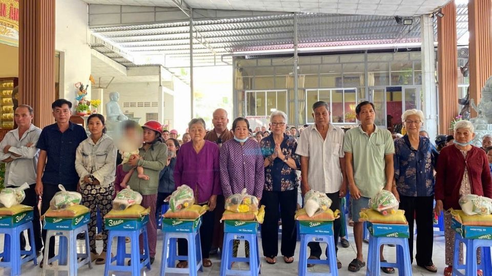 Giving Tet gifts to poor households and households in difficult circumstances in Tra On commune. Photo: Hoang Loc