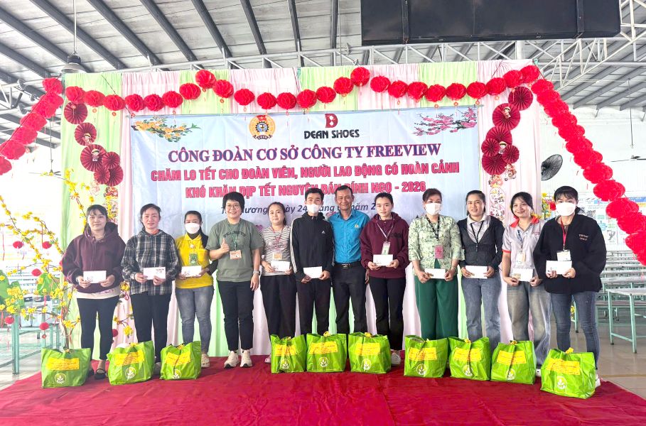 Ong Hoang Khac Tinh - Pho Chu tich Thuong truc Lien doan lao dong  tinh Dong Thap trao qua Tet cho nguoi lao dong xa que. Anh: Thanh Mai