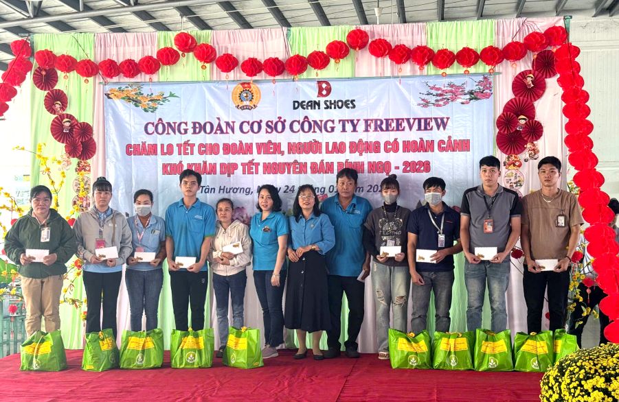 Can bo Cong doan trao qua Tet cho nguoi lao dong xa que. Anh: Thanh Mai