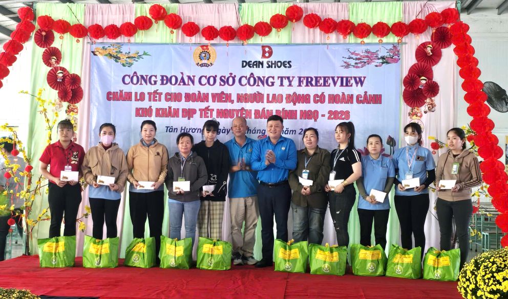 Ong Nguyen Thanh Nhan – Chu tich Cong doan cac Khu cong nghiep, Khu kinh te Dong Thap va ong Le Vo Huu Hanh – Chu tich CDCS Cong ty TNHH Freeview Industrial (Viet Nam) trao qua Tet cho nguoi lao dong xa que. Anh: Thanh Mai 