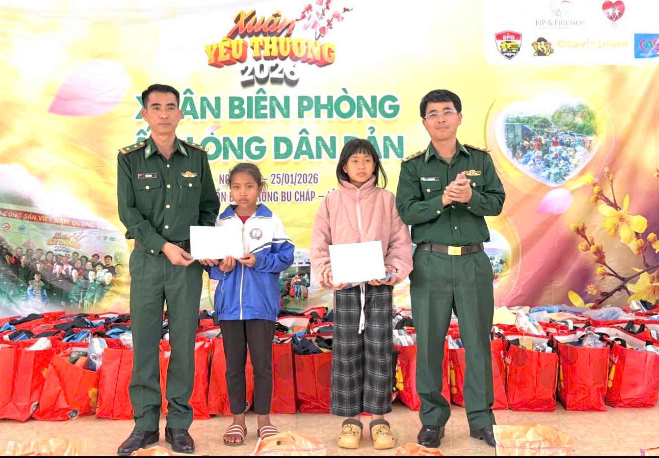 Lanh dao, chi huy Don bien phong Bu Chap trao hoc bong tang 2 em hoc sinh trong chuong trinh “Nang buoc em den truong”. Anh: Hong Hoa
