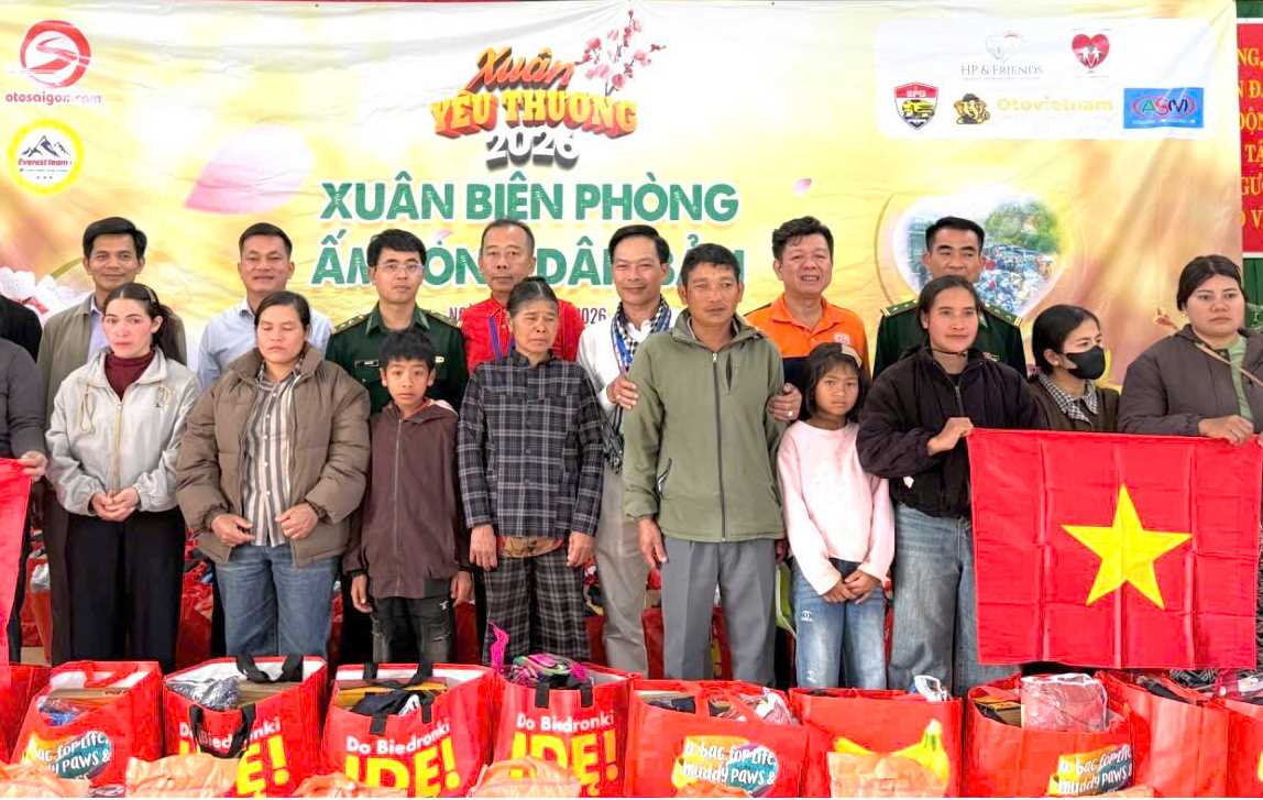 The "Border Spring Warms the Hearts of the Villagers" program reaches people in the border commune of Quang Truc, in Lam Dong province. Photo: Hong Hoa