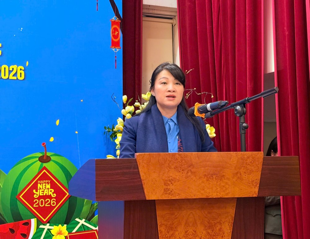 Ms. Phi Thu Huong - Member of the Executive Committee of the Vietnam General Confederation of Labour, Deputy Head of the Labor Relations Department of the Vietnam General Confederation of Labour speaks at the Tet Sum vay program organized by the People's Police Trade Union. Photo: Quynh Chi