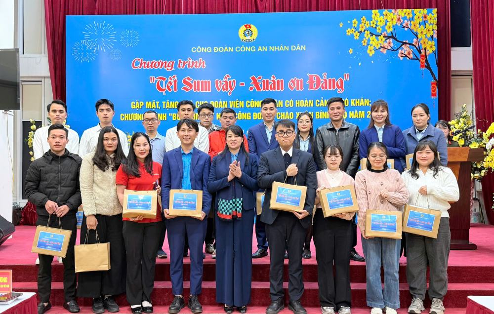 Ba Phi Thu Huong trao qua cho doan vien, nguoi lao dong thuoc Cong doan Cong an nhan dan co hoan canh kho khan. Anh: Quynh Chi 