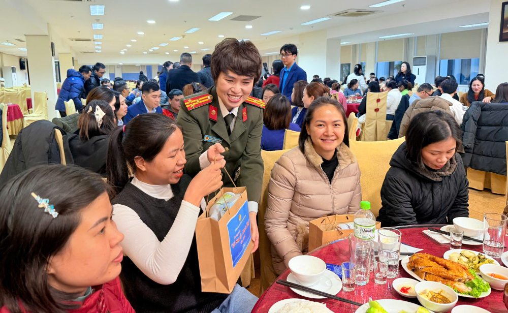 Thuong ta Cong Thanh Thao - Truong ban Cong doan Cong an nhan dan tang qua cho nguoi lao dong tham gia lien hoan tai Cho Tet Cong doan. Anh: Quynh Chi