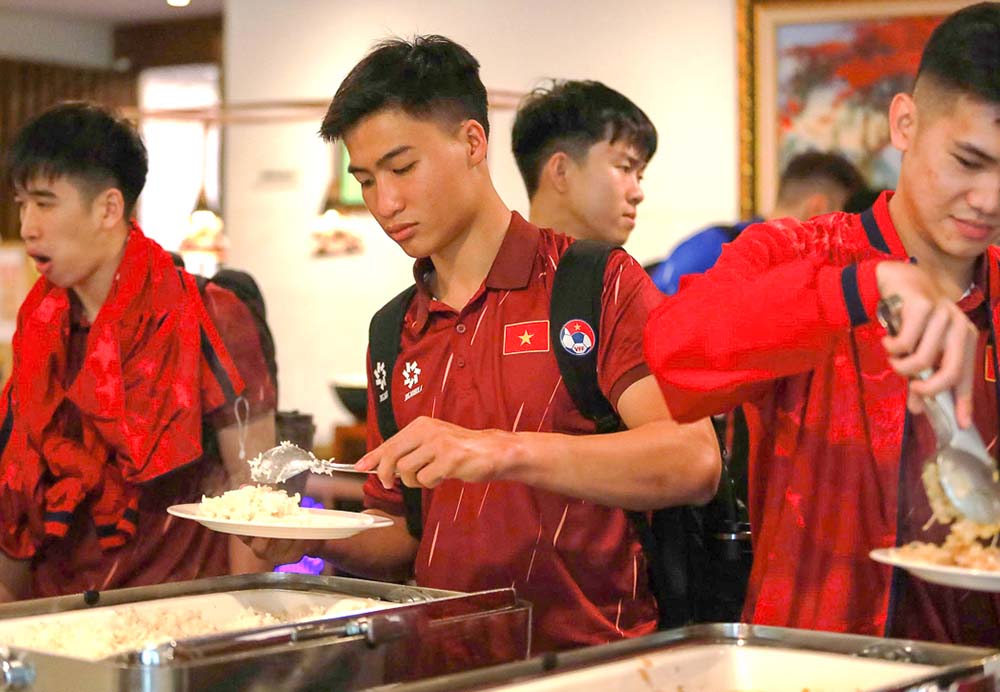 Tuyen futsal Viet Nam dung bua nhe o noi dong quan. Anh: VFF