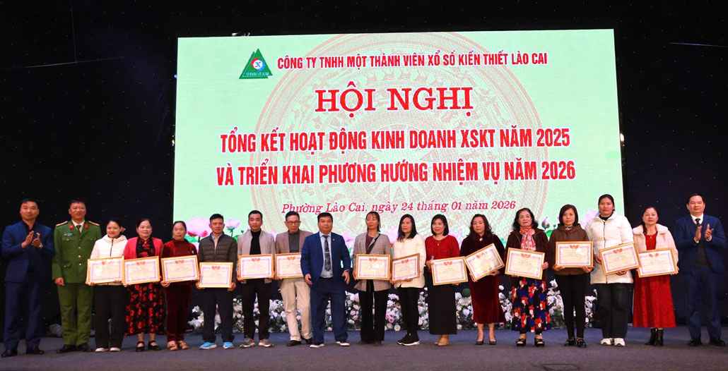 Commending outstanding agents and general agents. Photo: Van Thao
