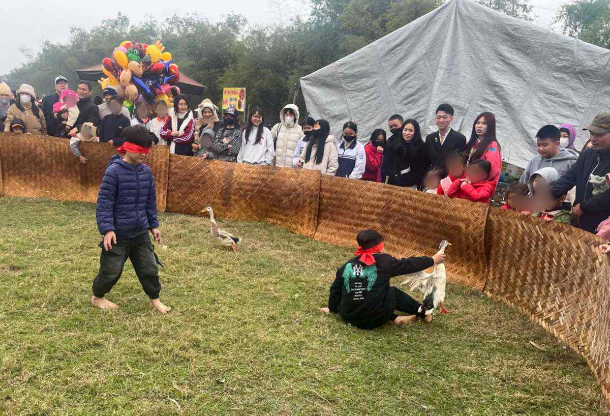 Du khach tham gia tro choi bit mat bat vit. Anh: Chi Long