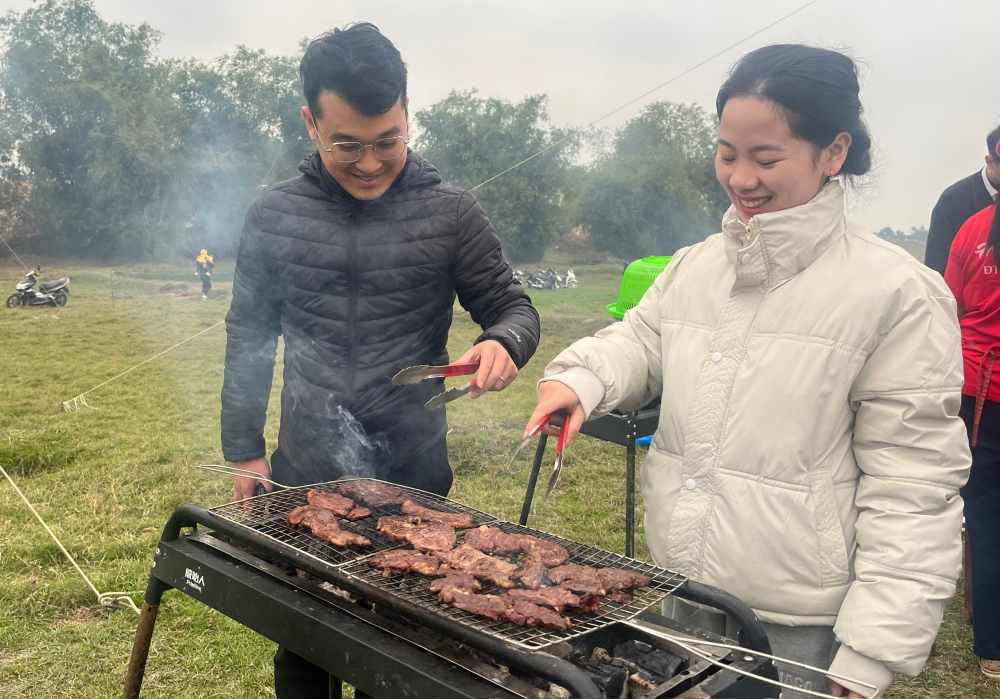 Chuan bi va thuong thuc tiec nuoc BBQ ngoai troi. Anh: Chi Long