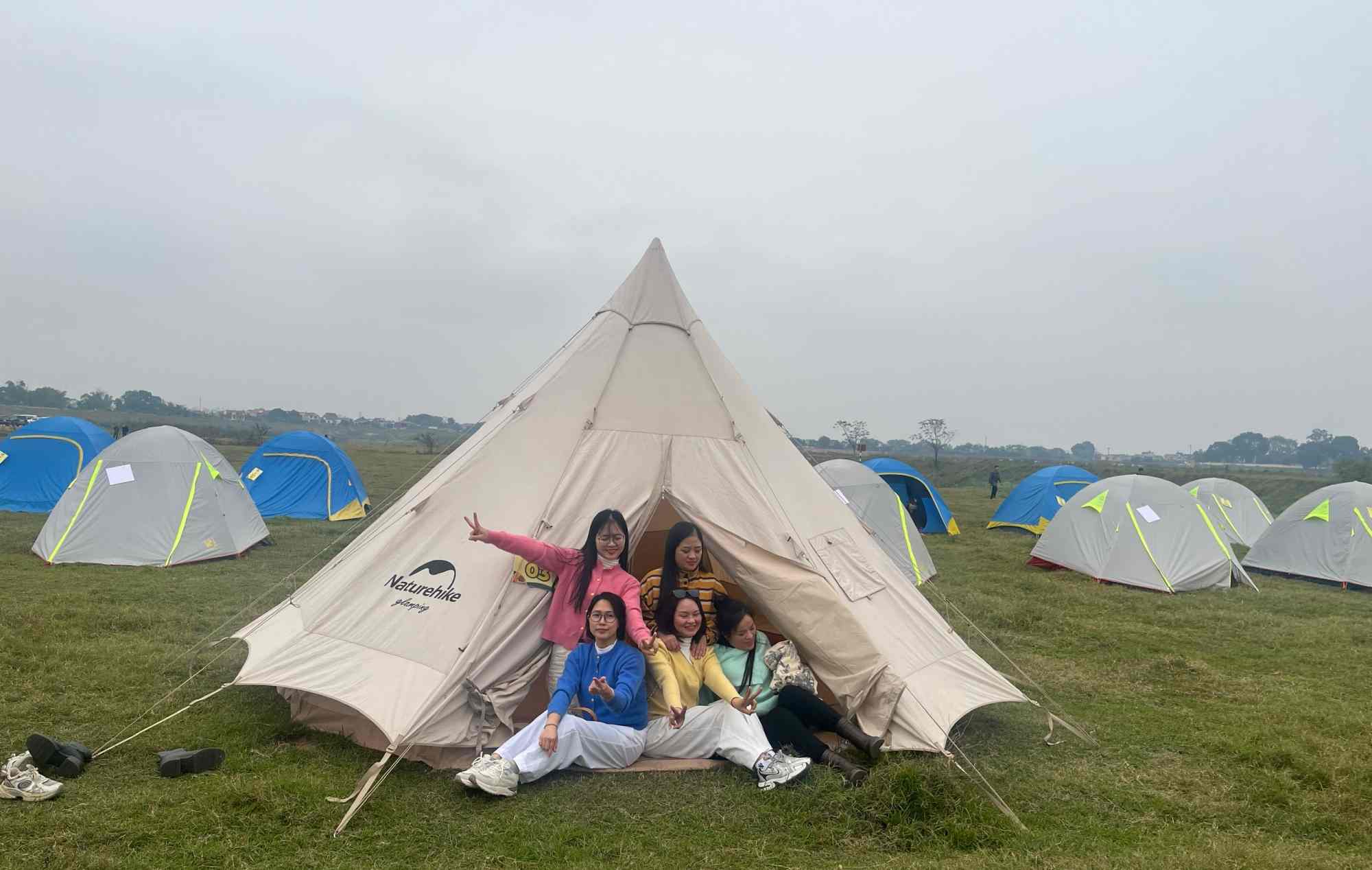 Du khach trai nghiem tham quan, cam trai tren bai co ben song Ca Lo (Da Phuc, Ha Noi). Anh: Chi Long