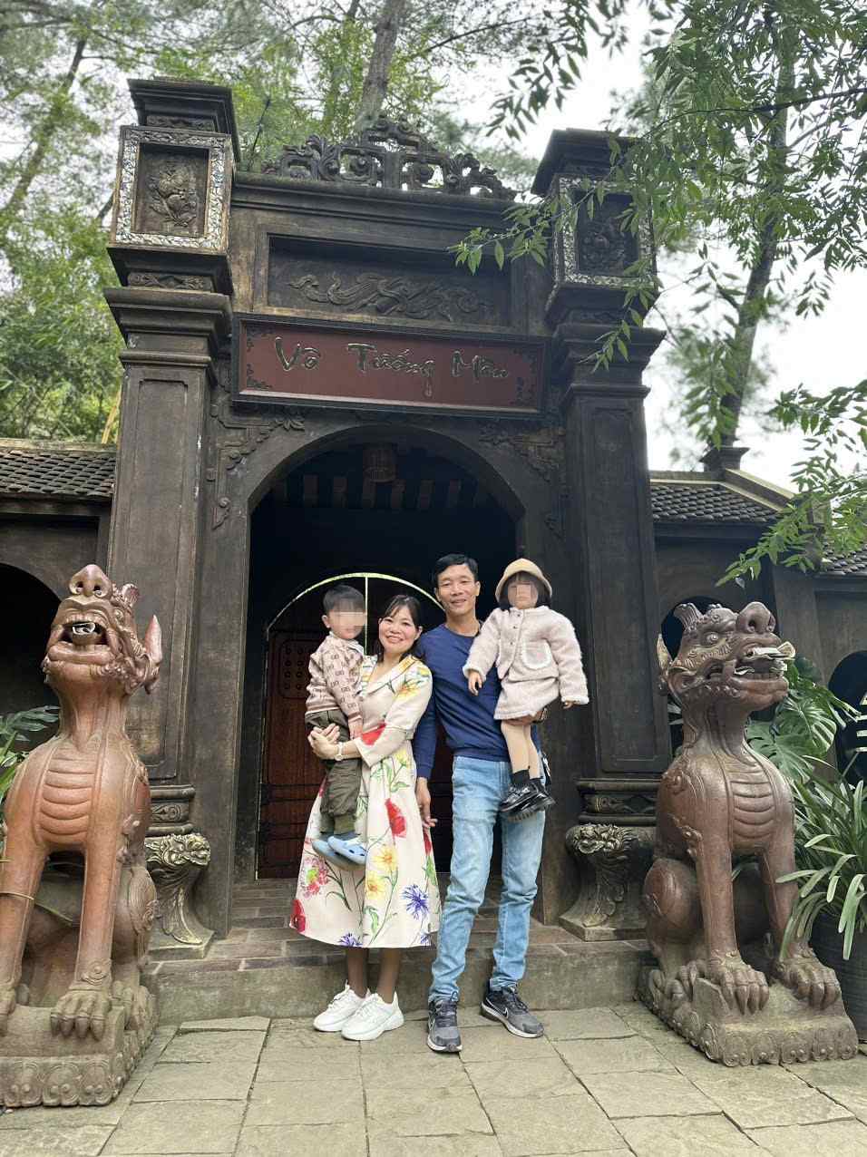 Gia dinh hanh phuc voi 2 nhoc ti de thuong, ngoan ngoan. Anh: Gia dinh cung cap