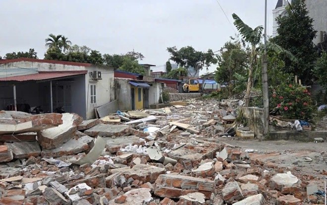 Tháo dỡ loạt công trình trái phép lấn chiếm mương thoát nước ở Hải Phòng