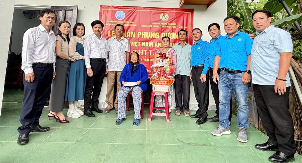 Da Nang Drainage and Wastewater Treatment Company Trade Union visits Vietnamese Heroic Mother Vo Thi Lang. Photo: Da Nang Trade Union.