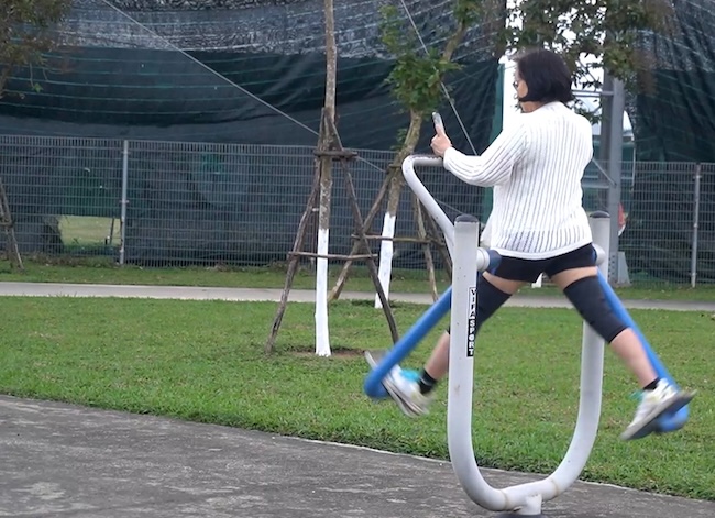 Many people, especially the elderly, have to change exercise hours to avoid the risk of stroke and respiratory diseases. Photo: Nguyen Linh