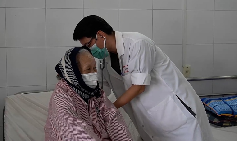 Bac si khuyen cao nguoi dan, dac biet la nguoi gia, khong nen di tap the duc qua som. Anh: Tran Thi