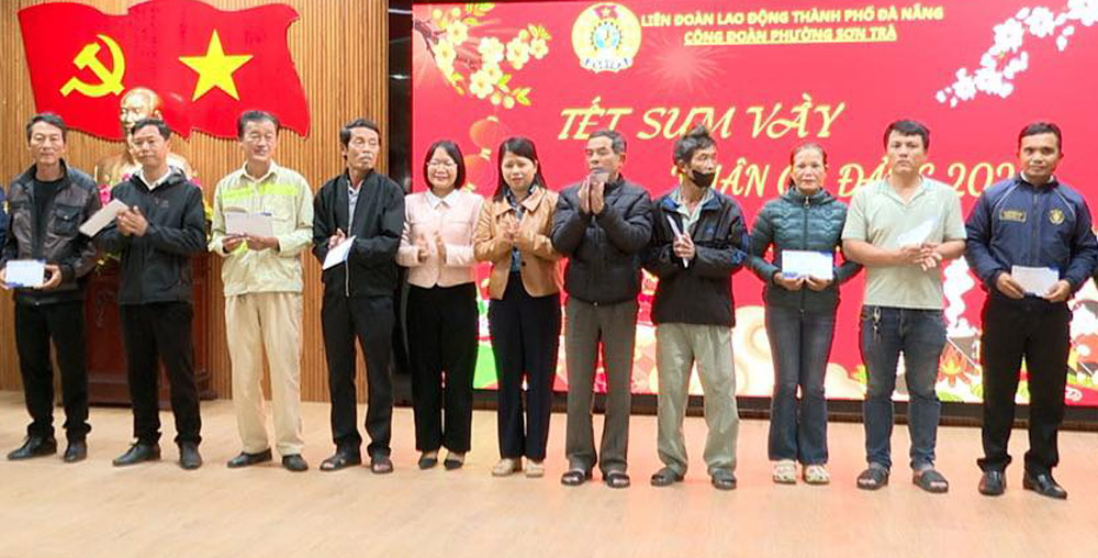 Son Tra Ward Trade Union, Da Nang city gives Tet gifts to union members in difficult circumstances. Photo: Da Nang Trade Union.